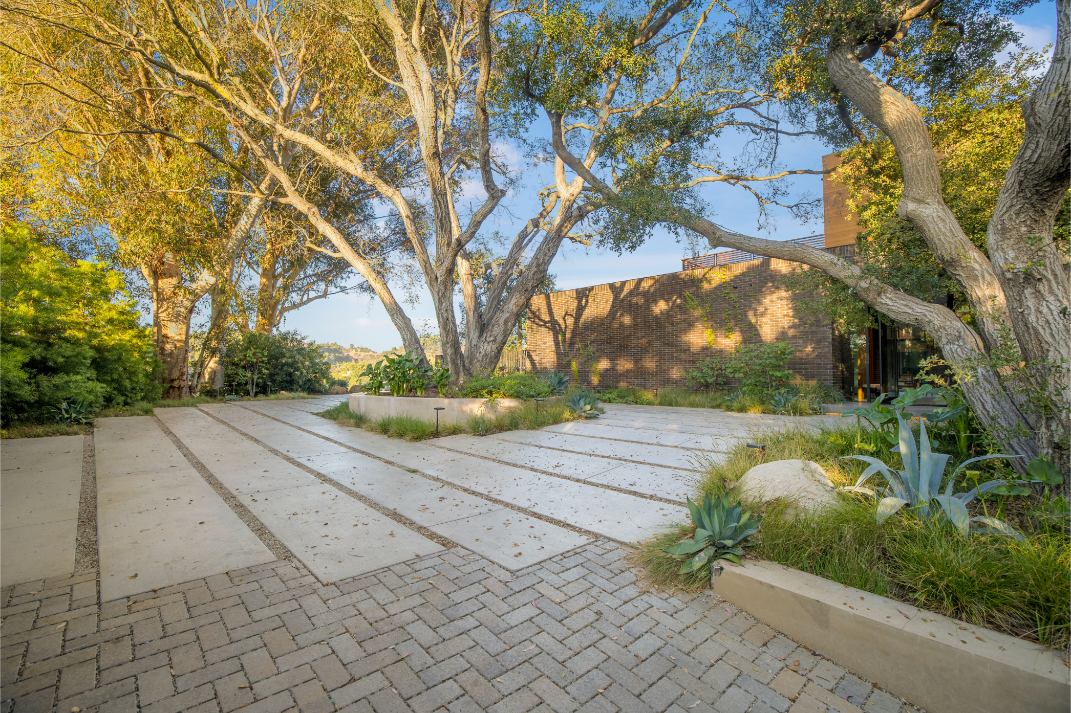 Oak Pass Manor | Photo 8