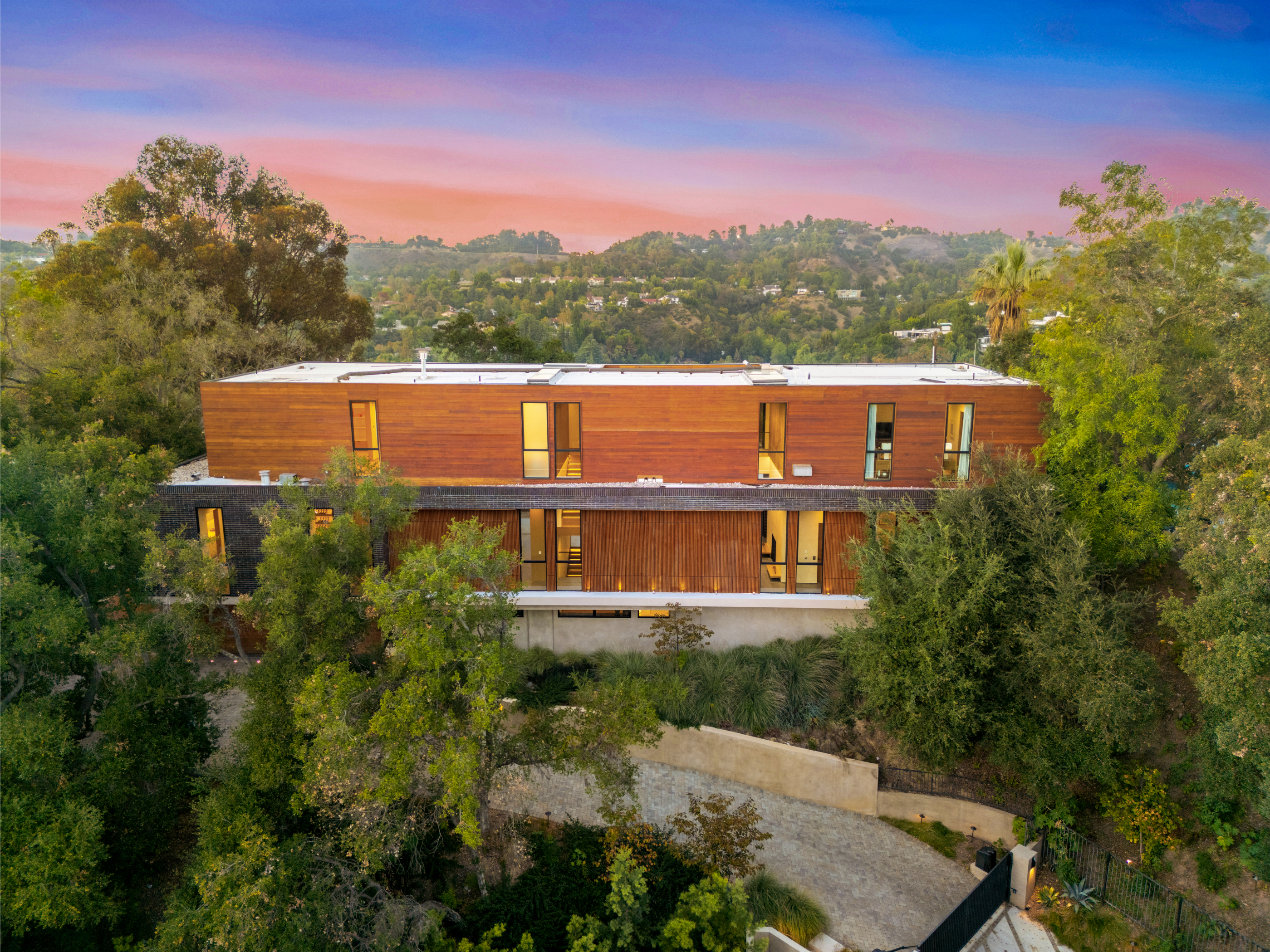 Oak Pass Manor | Photo 2