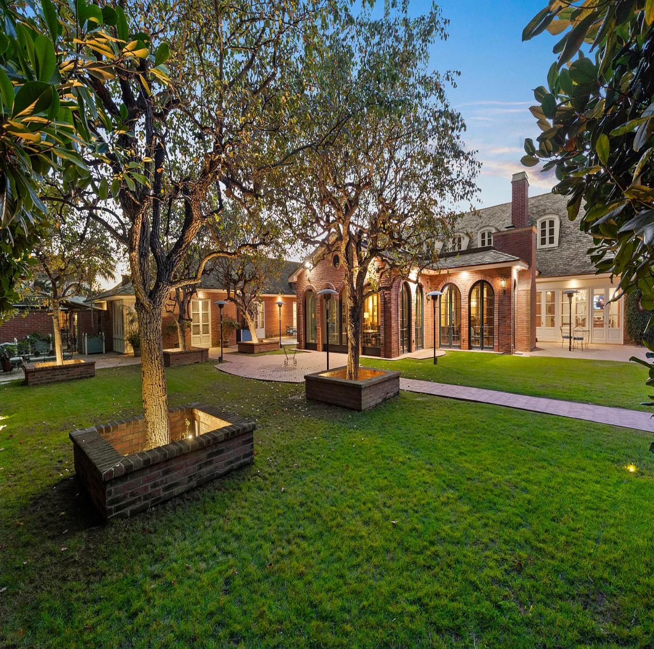 Fox Hill Manor | Photo 3