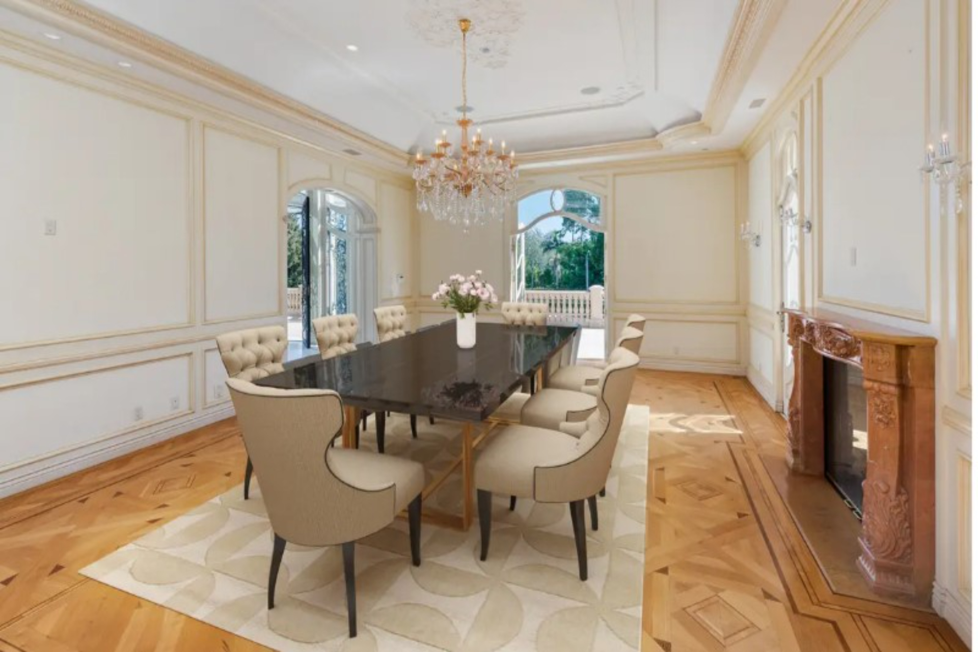 Ballroom Mansion | Photo 14