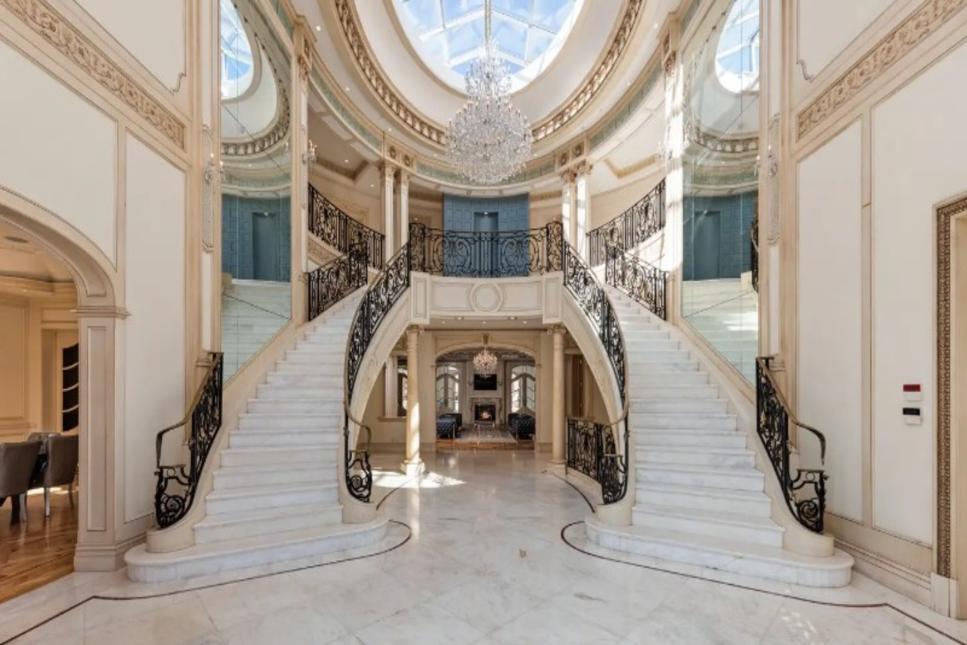 Ballroom Mansion | Photo 3