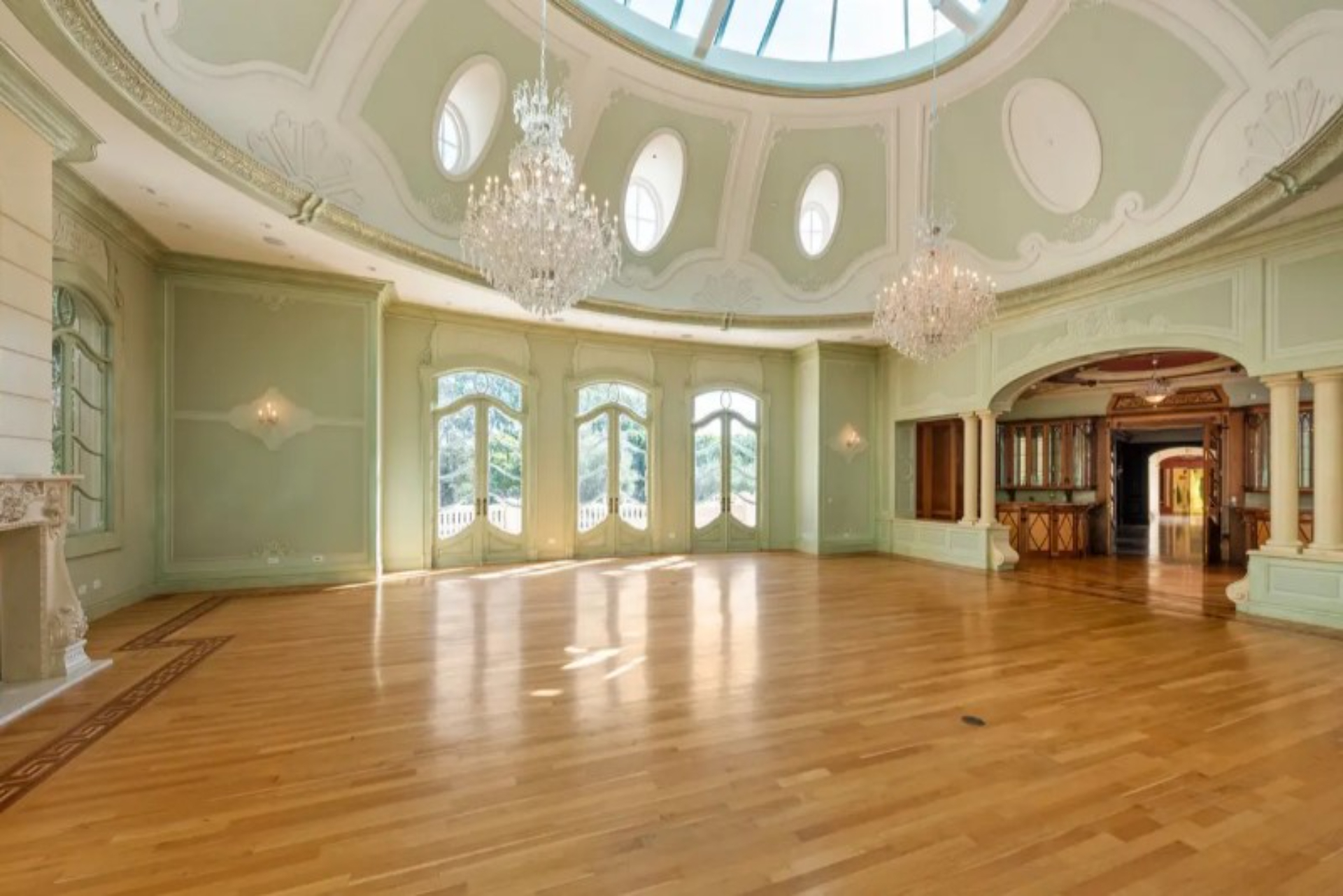 Ballroom Mansion | Photo 16