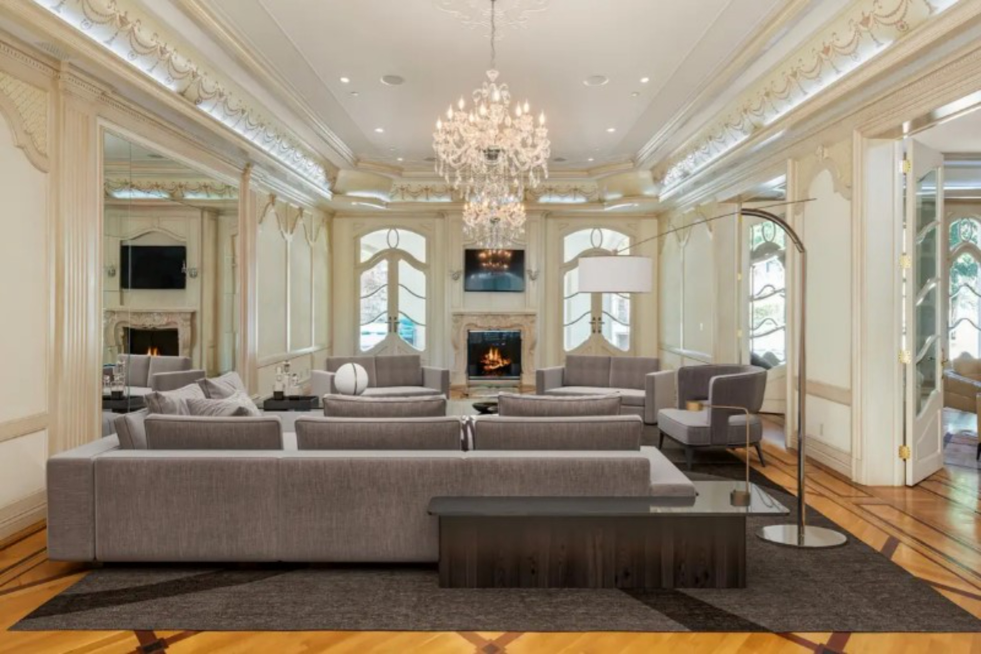 Ballroom Mansion | Photo 13