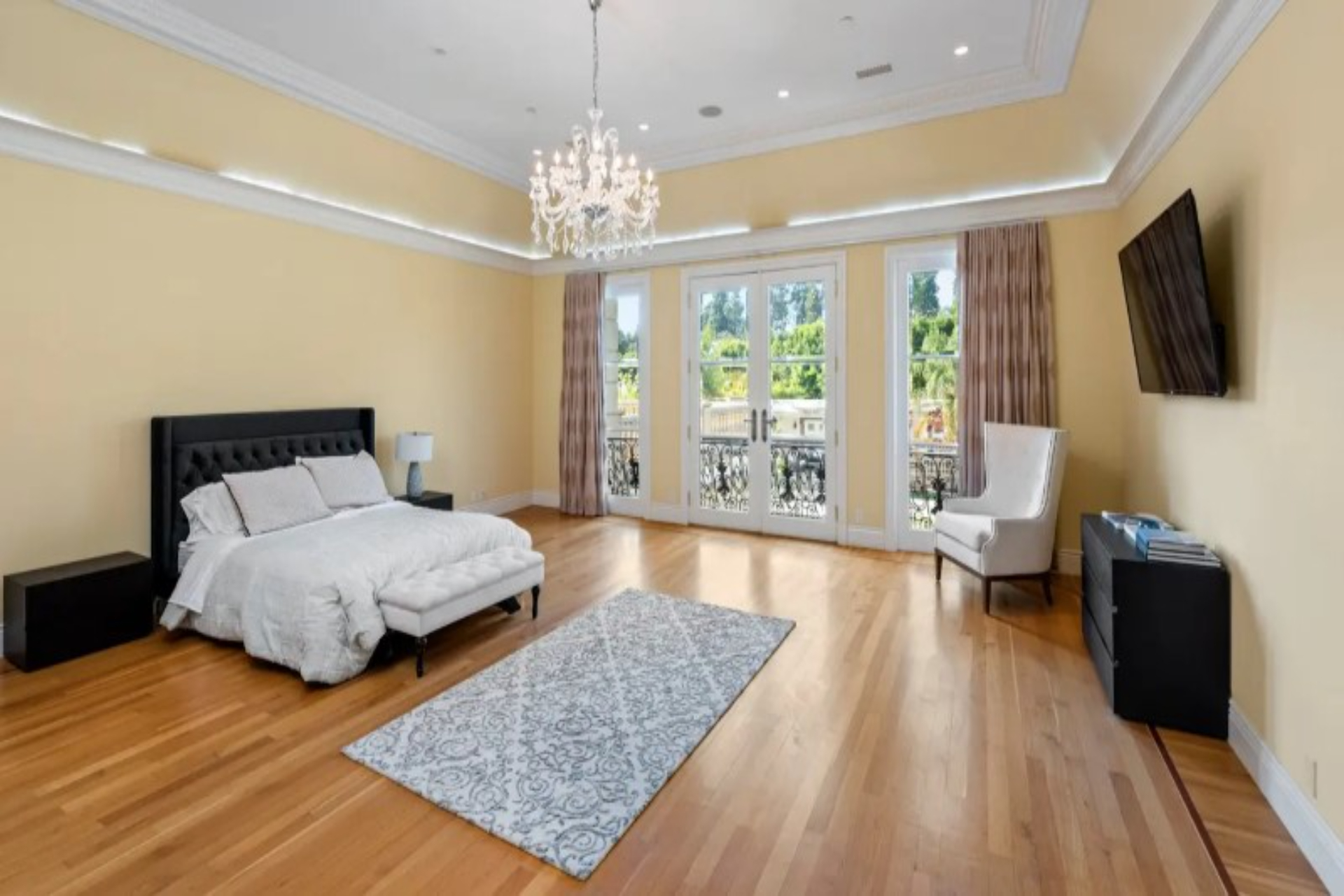 Ballroom Mansion | Photo 32