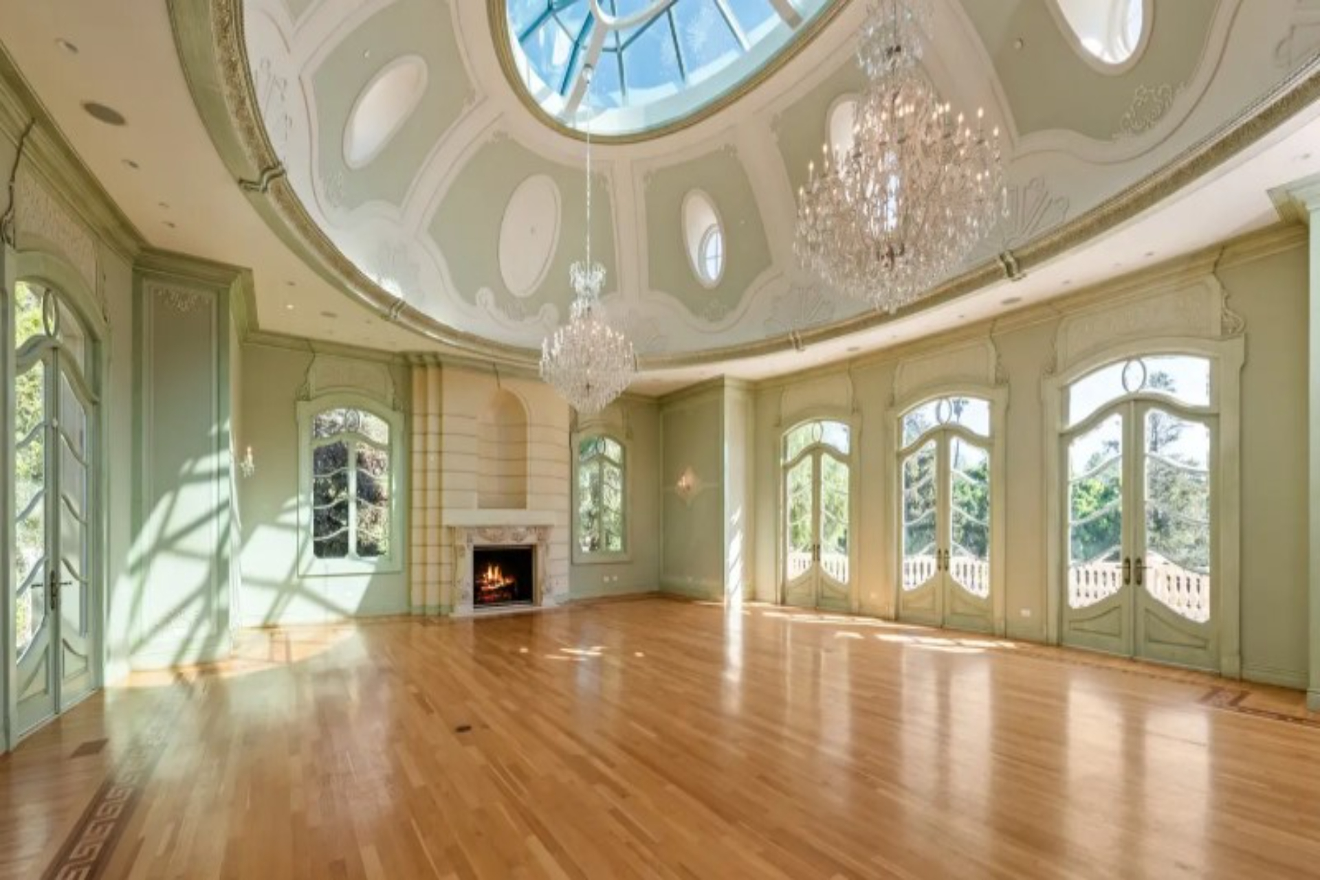 Ballroom Mansion | Photo 15