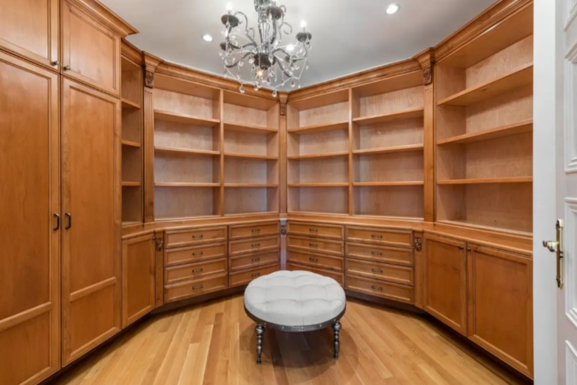 Ballroom Mansion | Photo 33