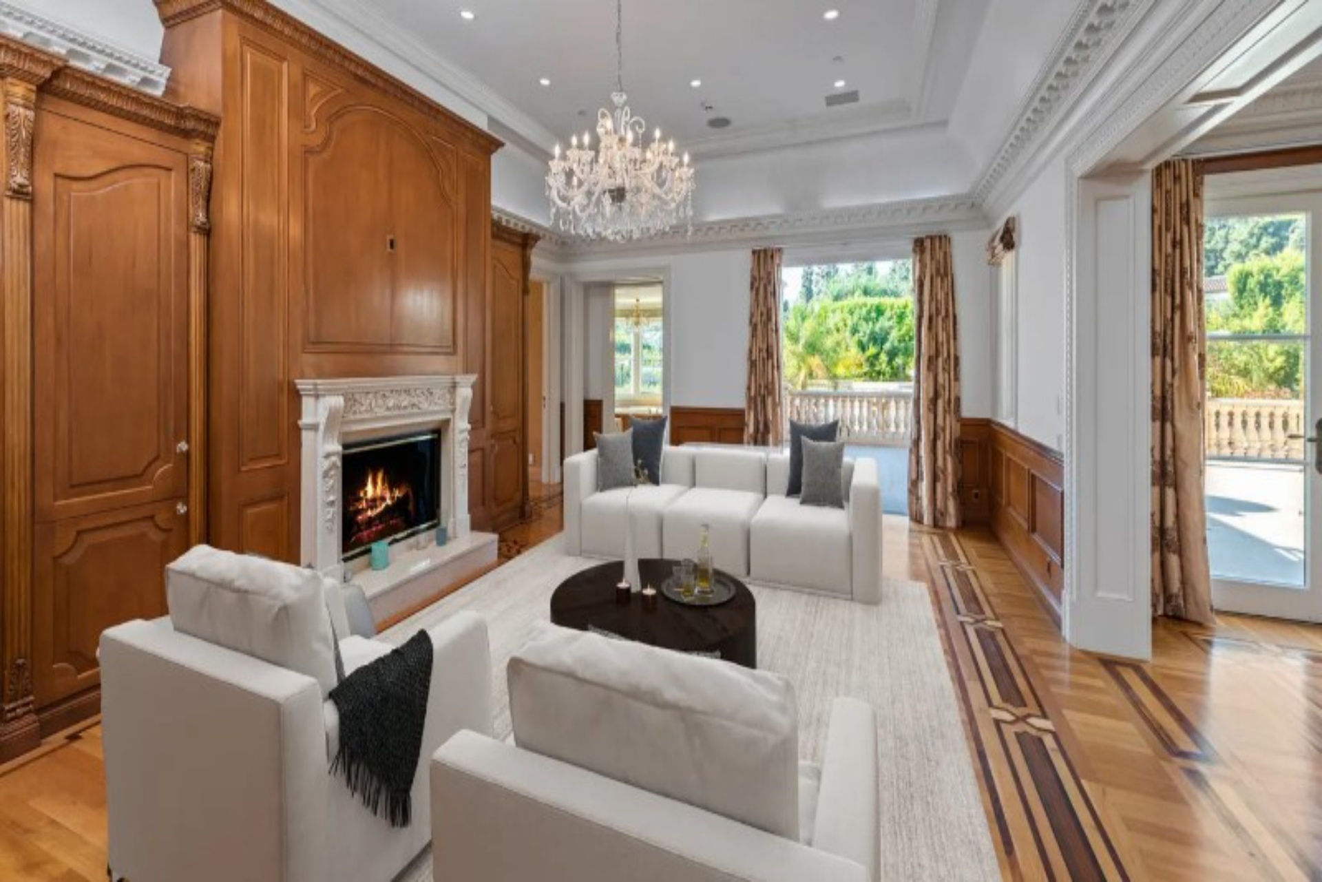 Ballroom Mansion | Photo 27