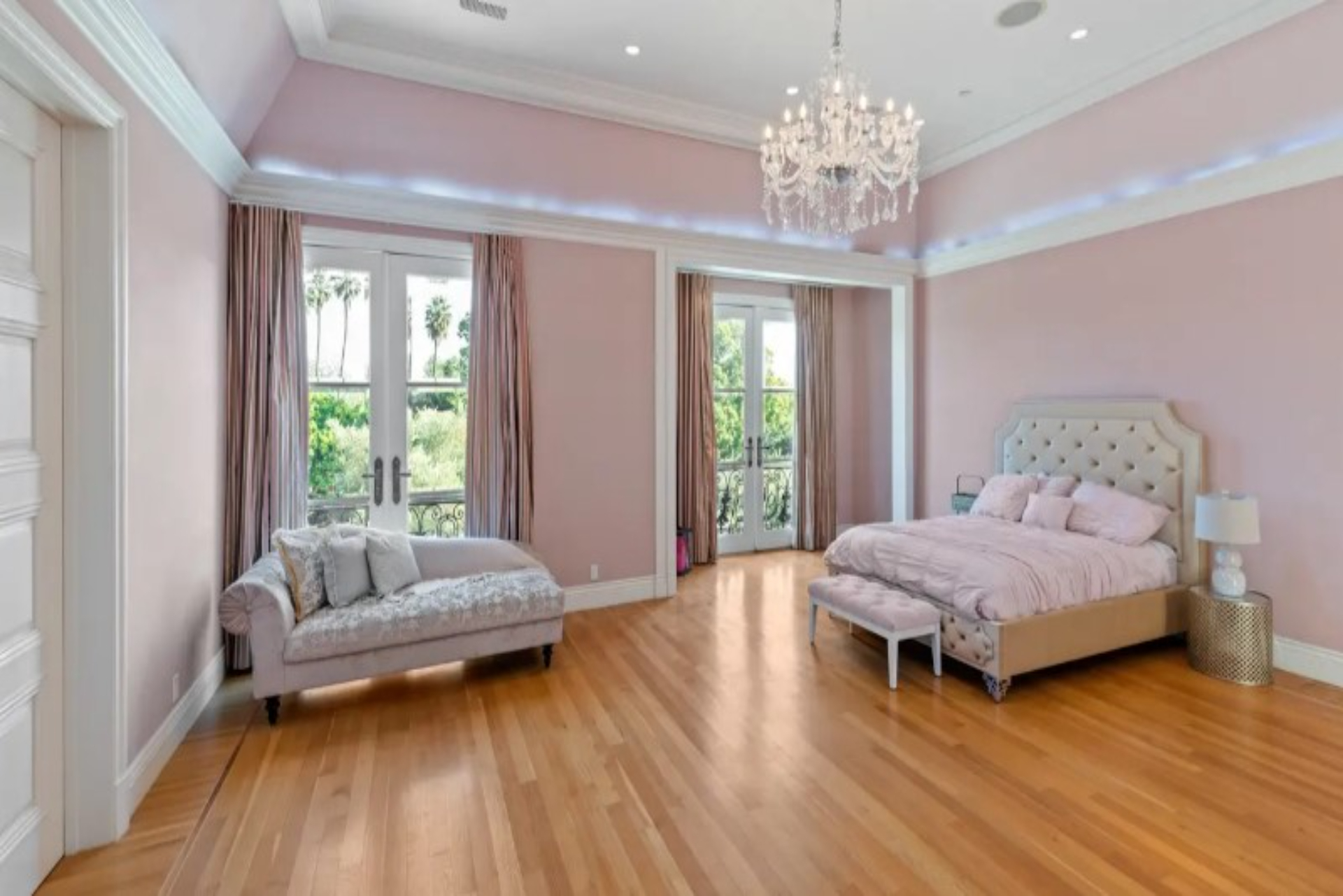 Ballroom Mansion | Photo 30