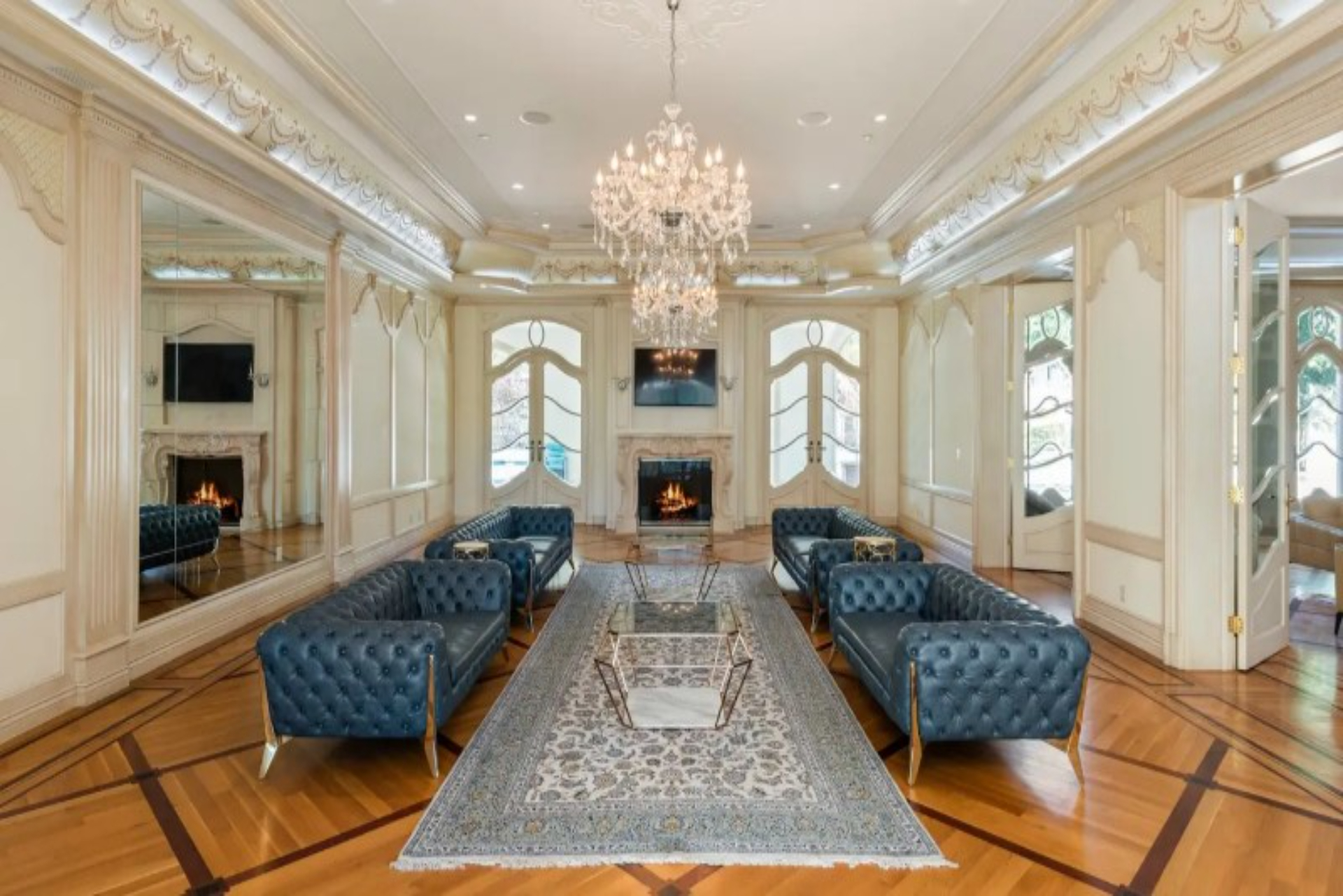 Ballroom Mansion | Photo 4