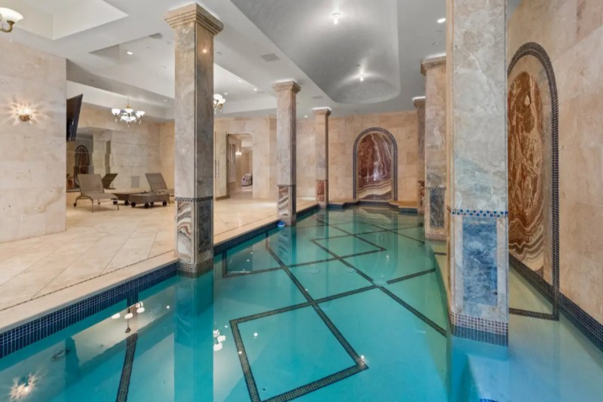 Ballroom Mansion | Photo 23