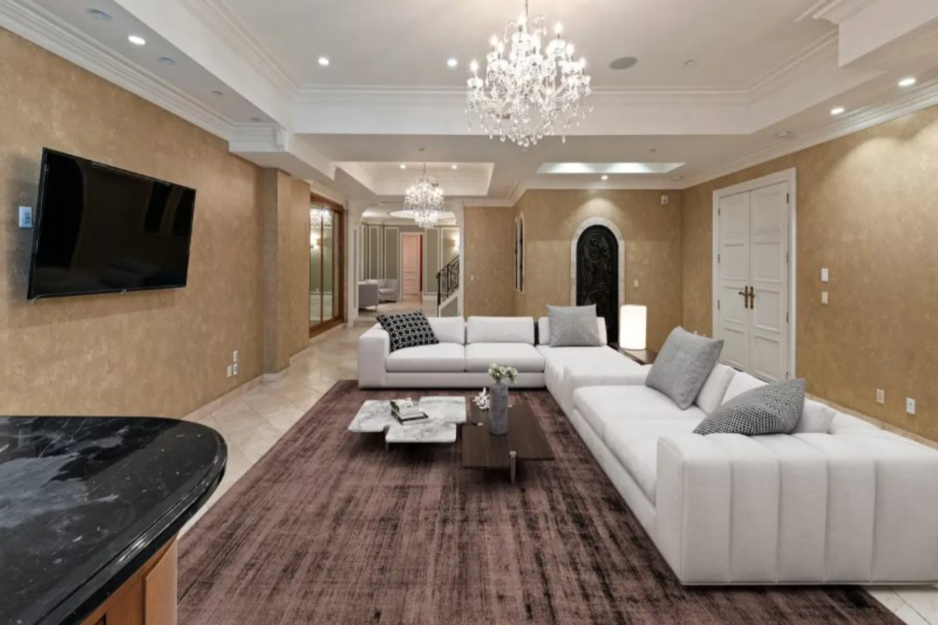 Ballroom Mansion | Photo 19