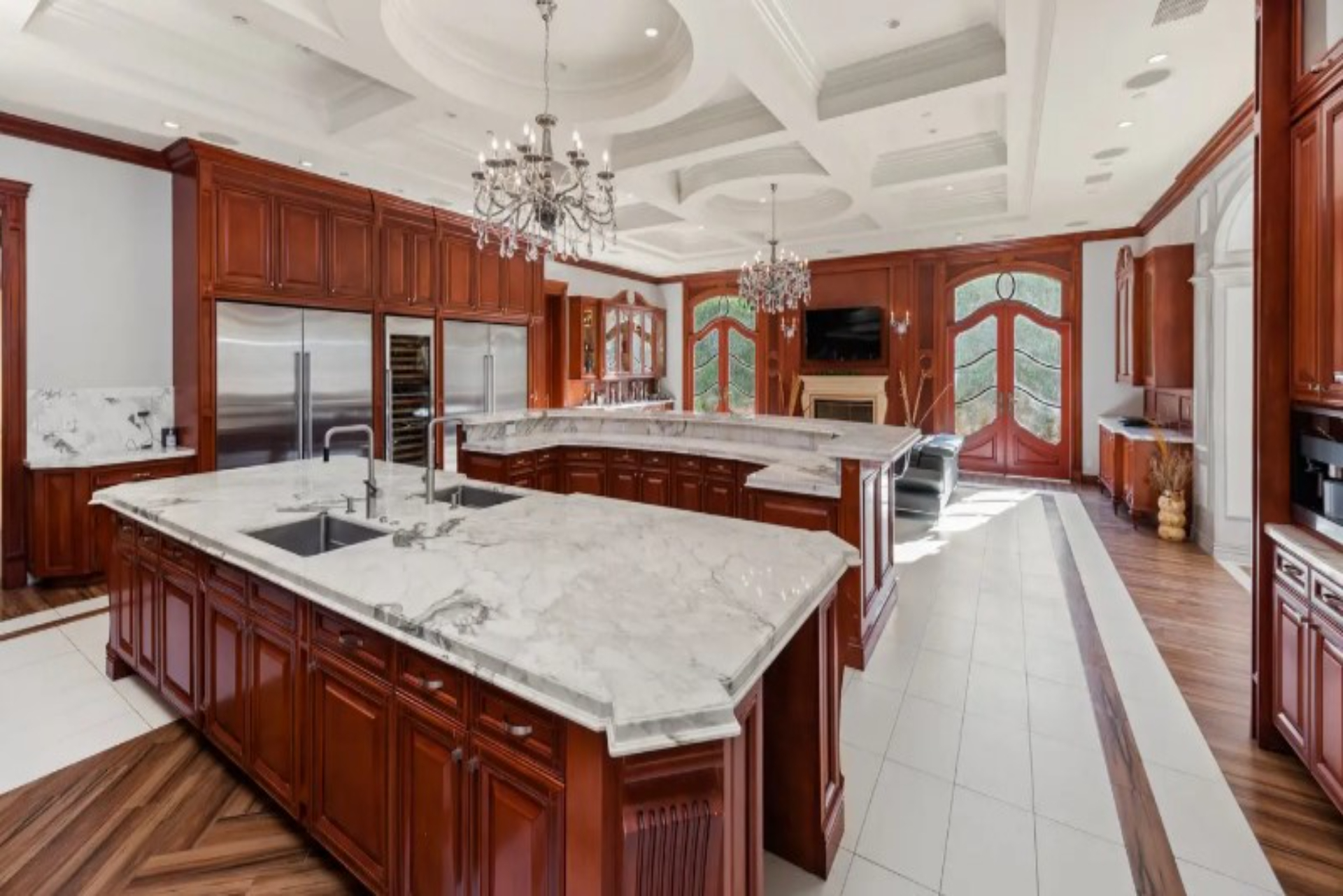 Ballroom Mansion | Photo 5