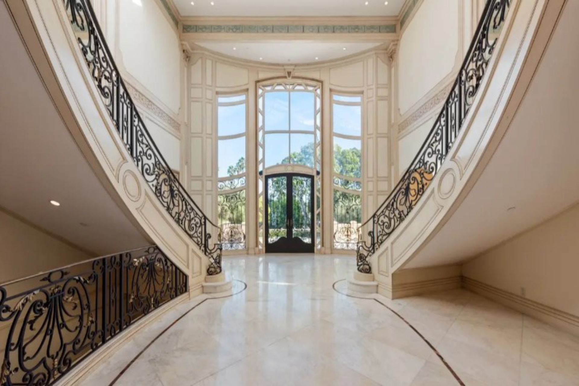 Ballroom Mansion | Photo 20