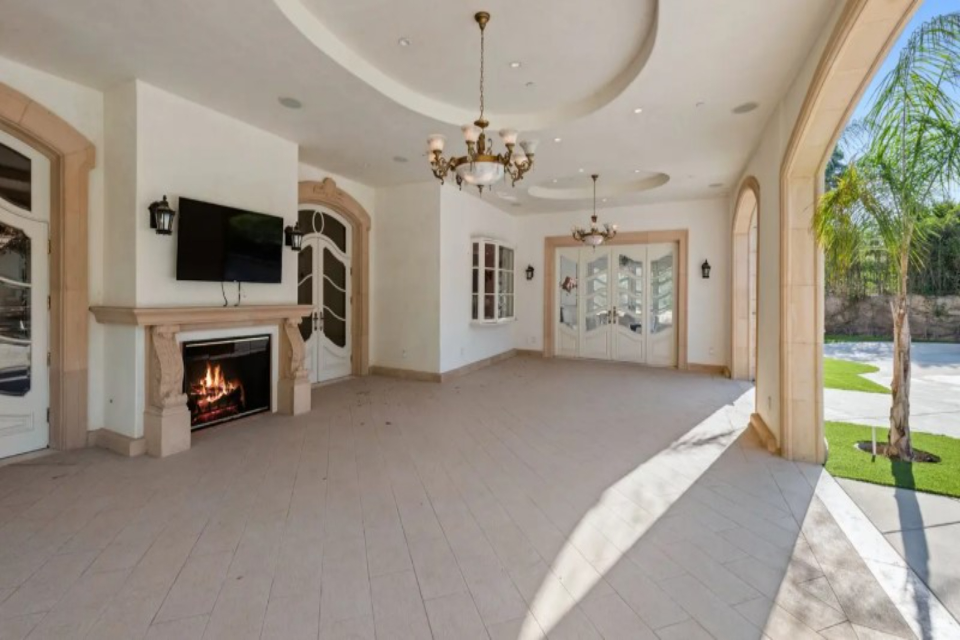 Ballroom Mansion | Photo 9