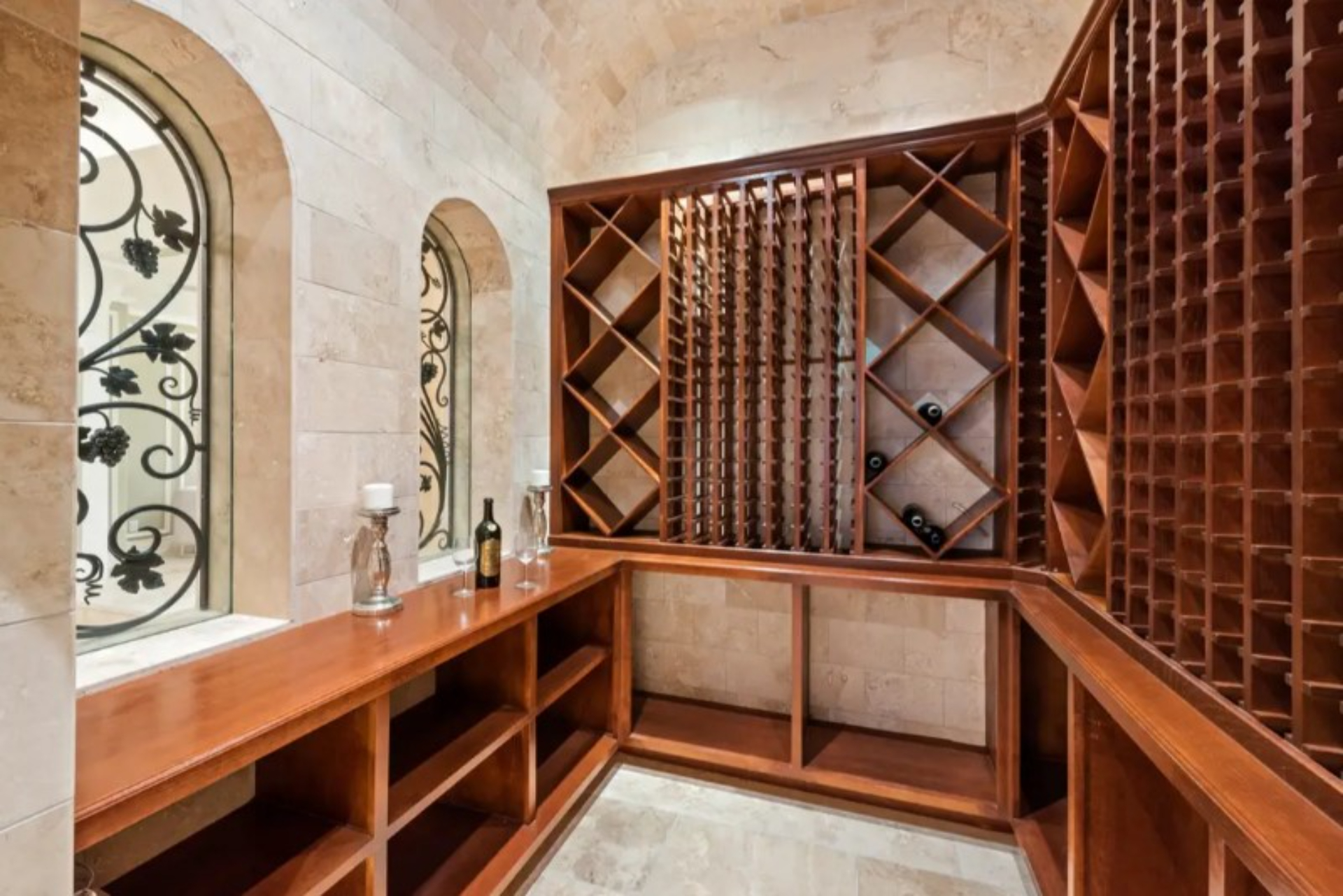 Ballroom Mansion | Photo 22