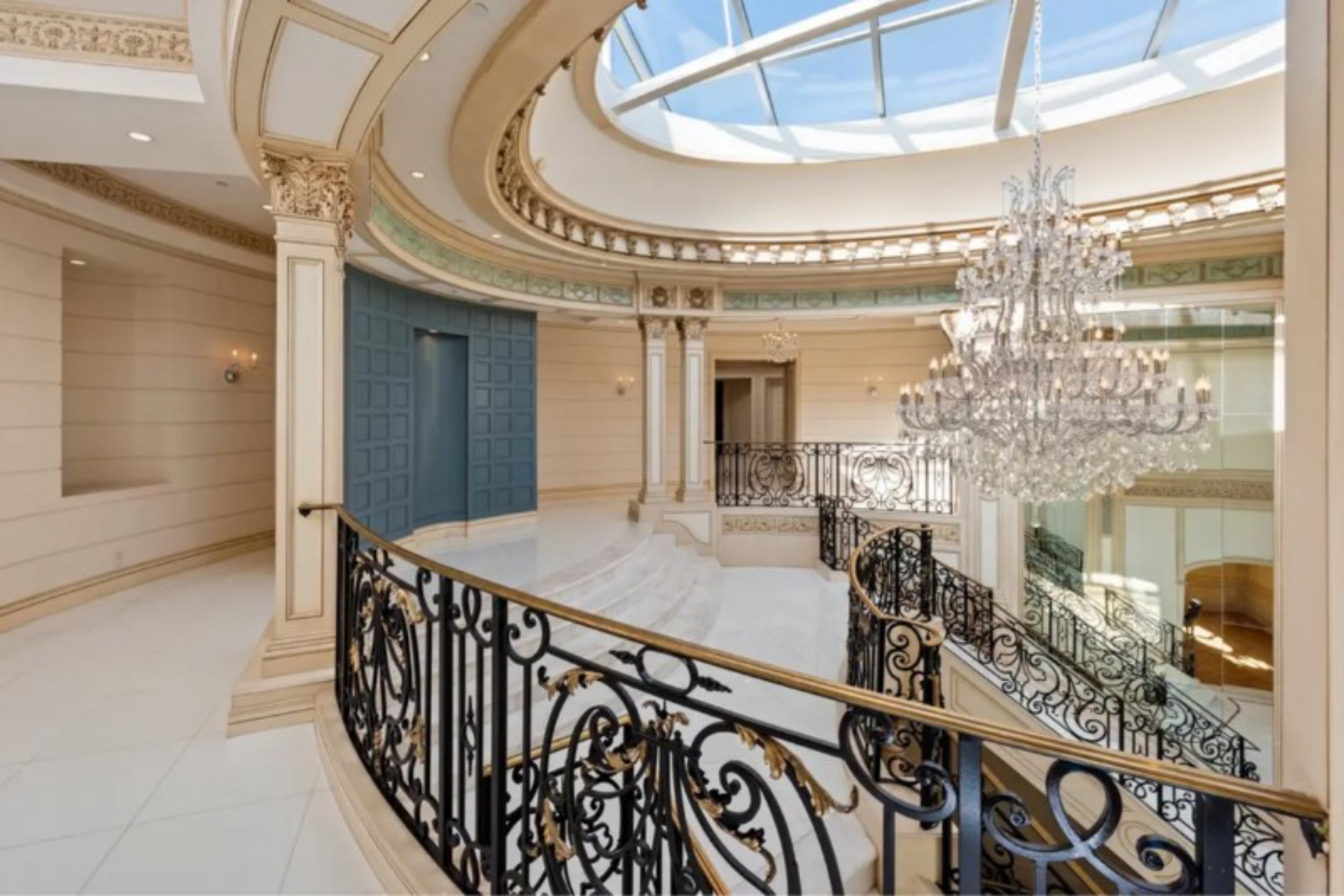 Ballroom Mansion | Photo 24