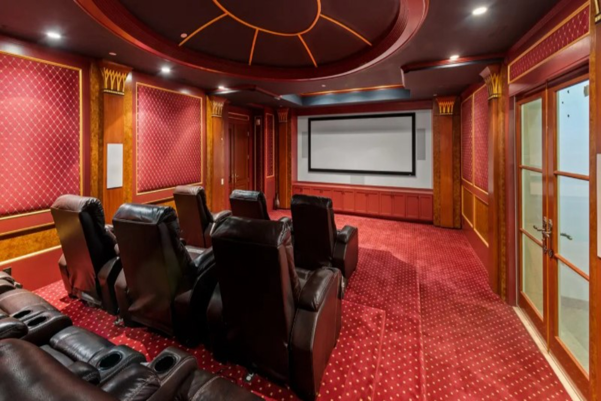 Ballroom Mansion | Photo 21