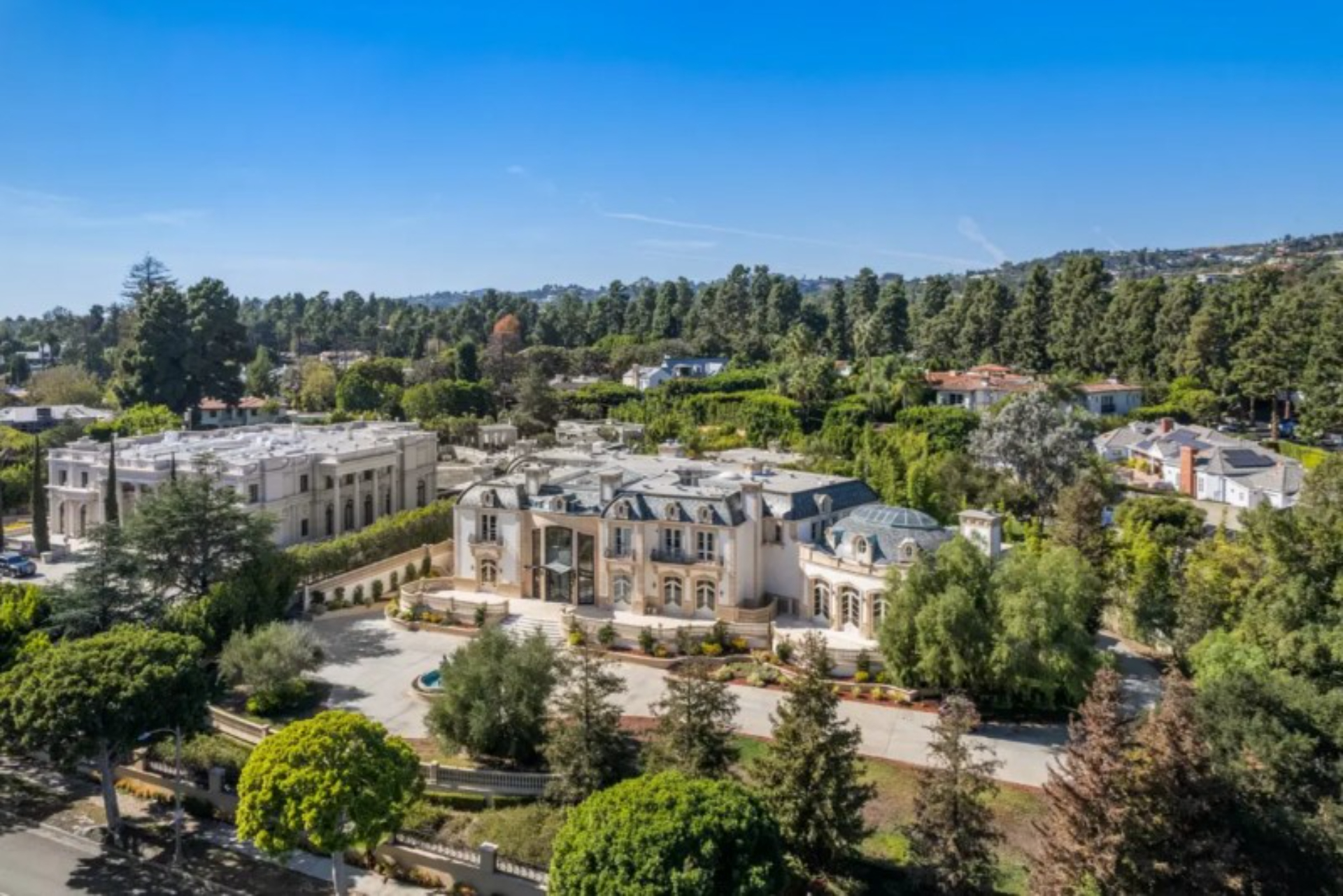 Ballroom Mansion | Photo 2