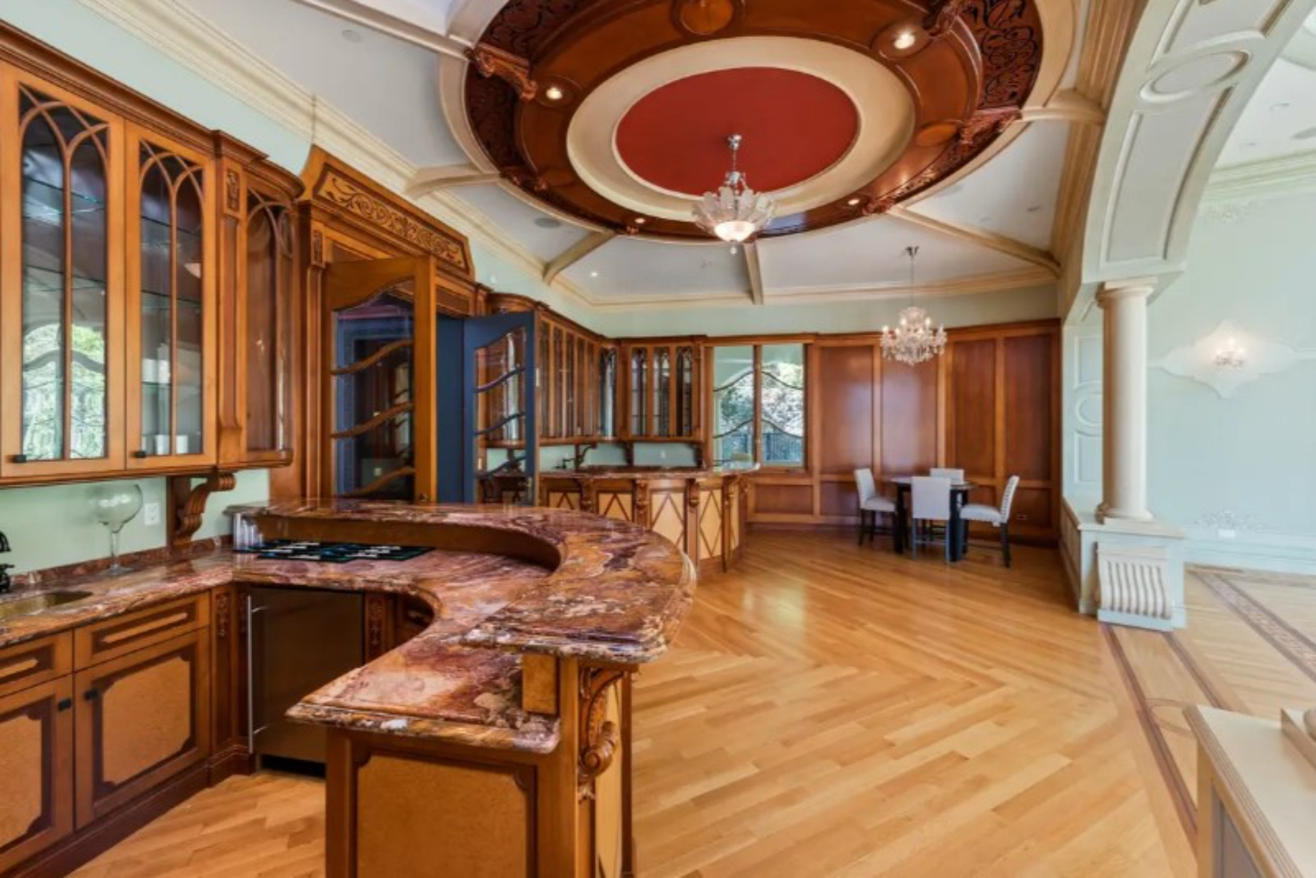 Ballroom Mansion | Photo 18