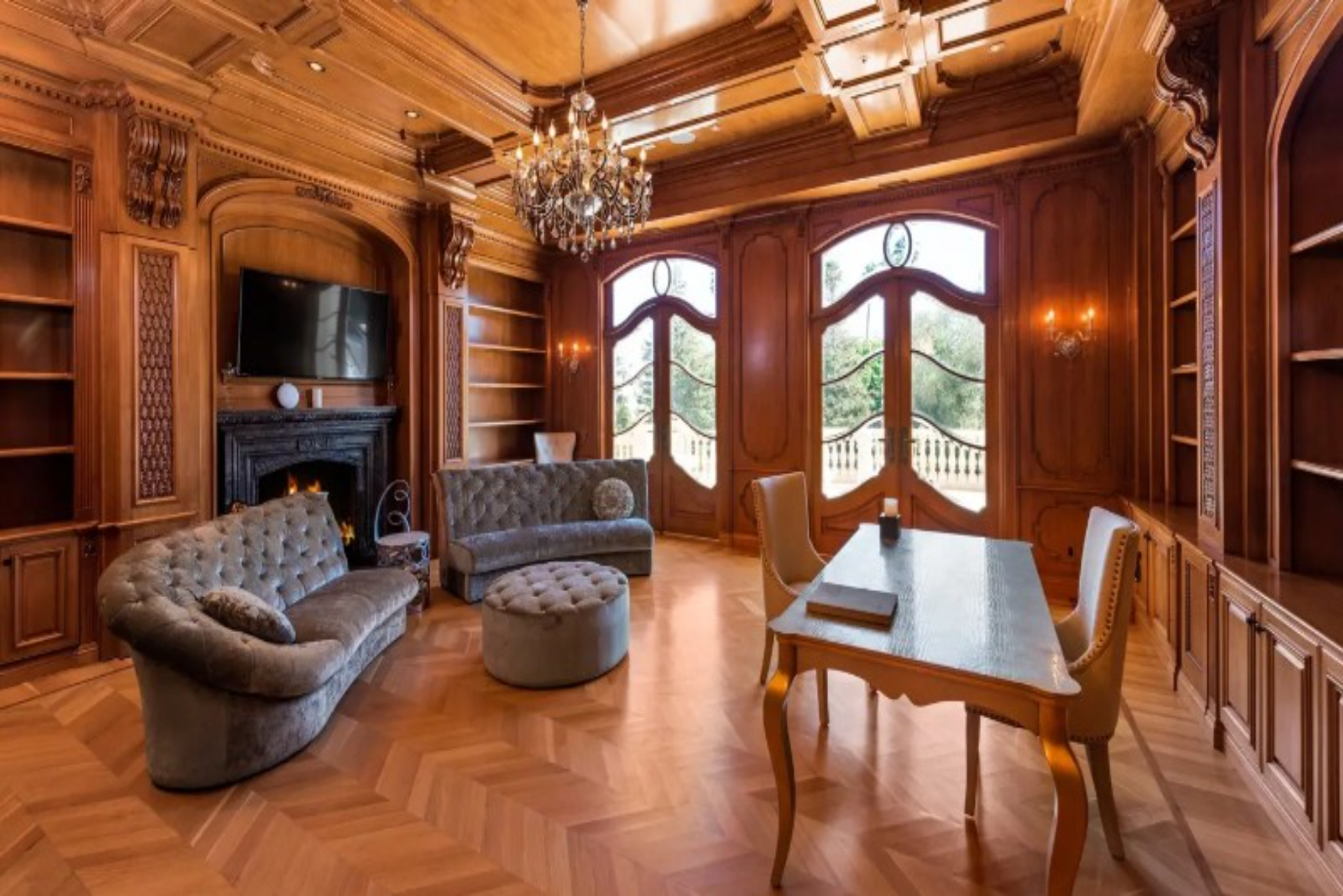 Ballroom Mansion | Photo 12