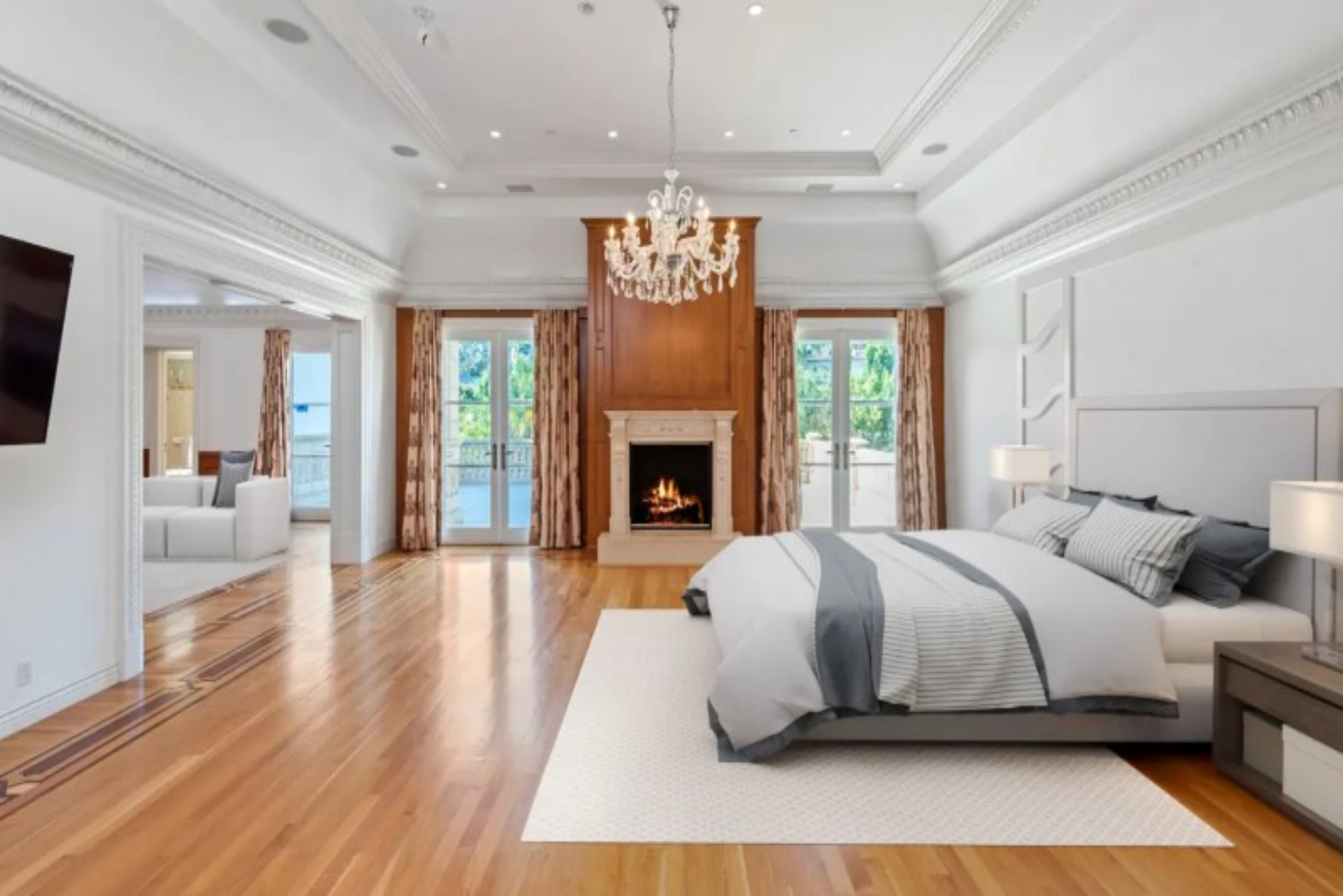 Ballroom Mansion | Photo 26