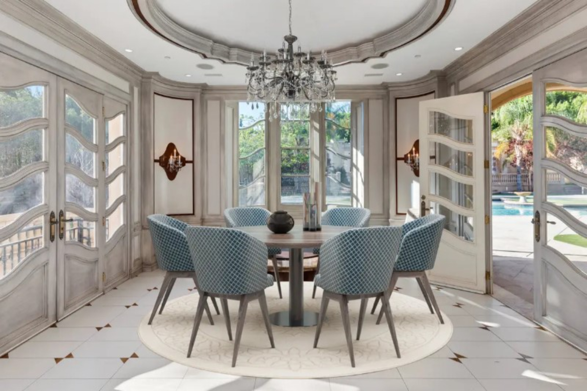 Ballroom Mansion | Photo 8