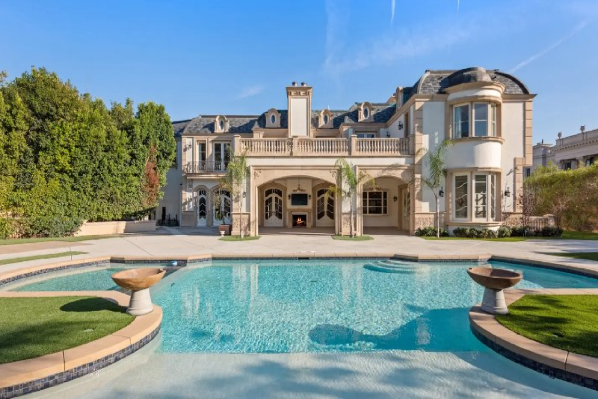 Ballroom Mansion | Photo 11