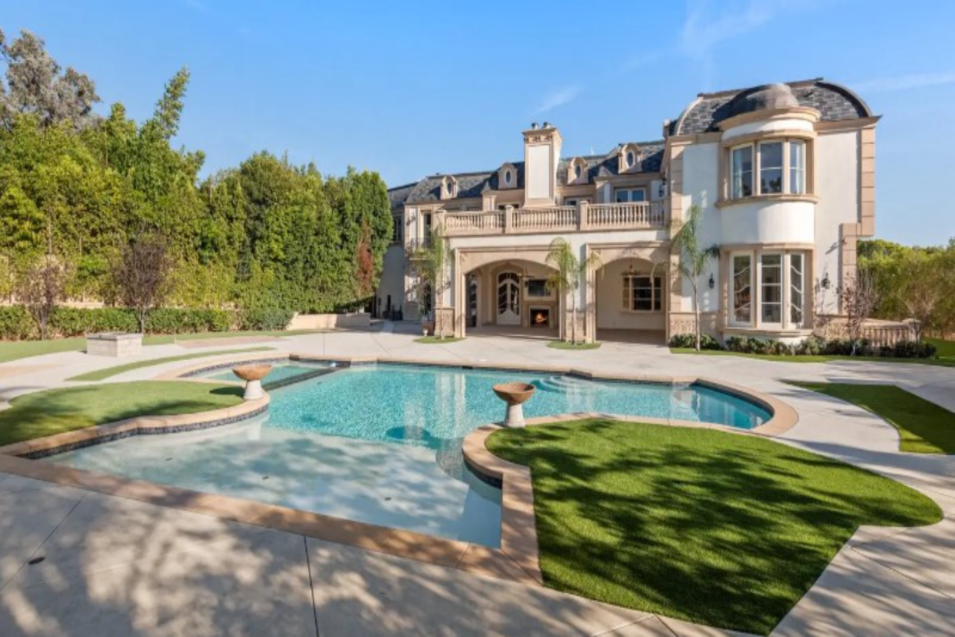 Ballroom Mansion | Photo 10