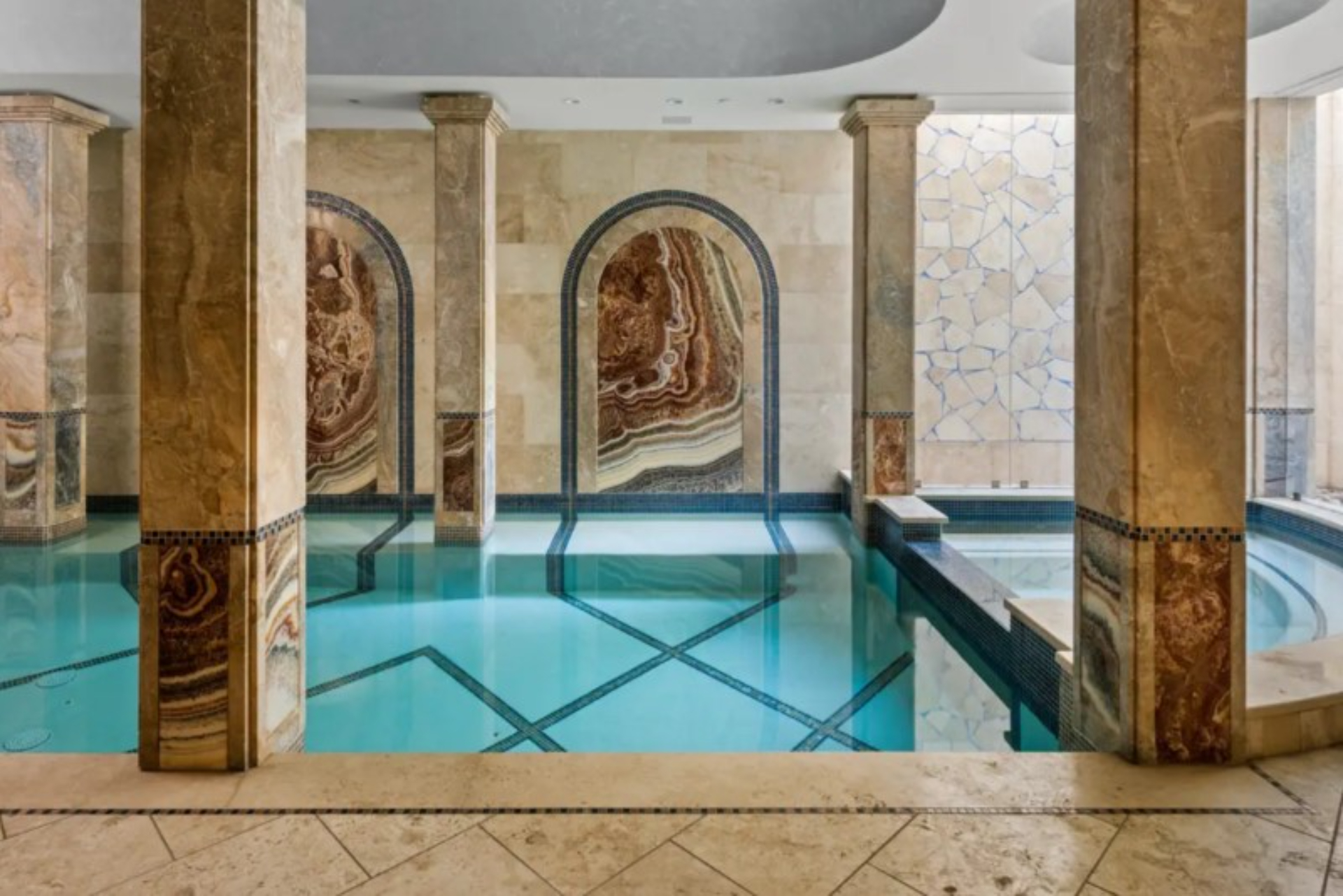 Ballroom Mansion | Photo 25