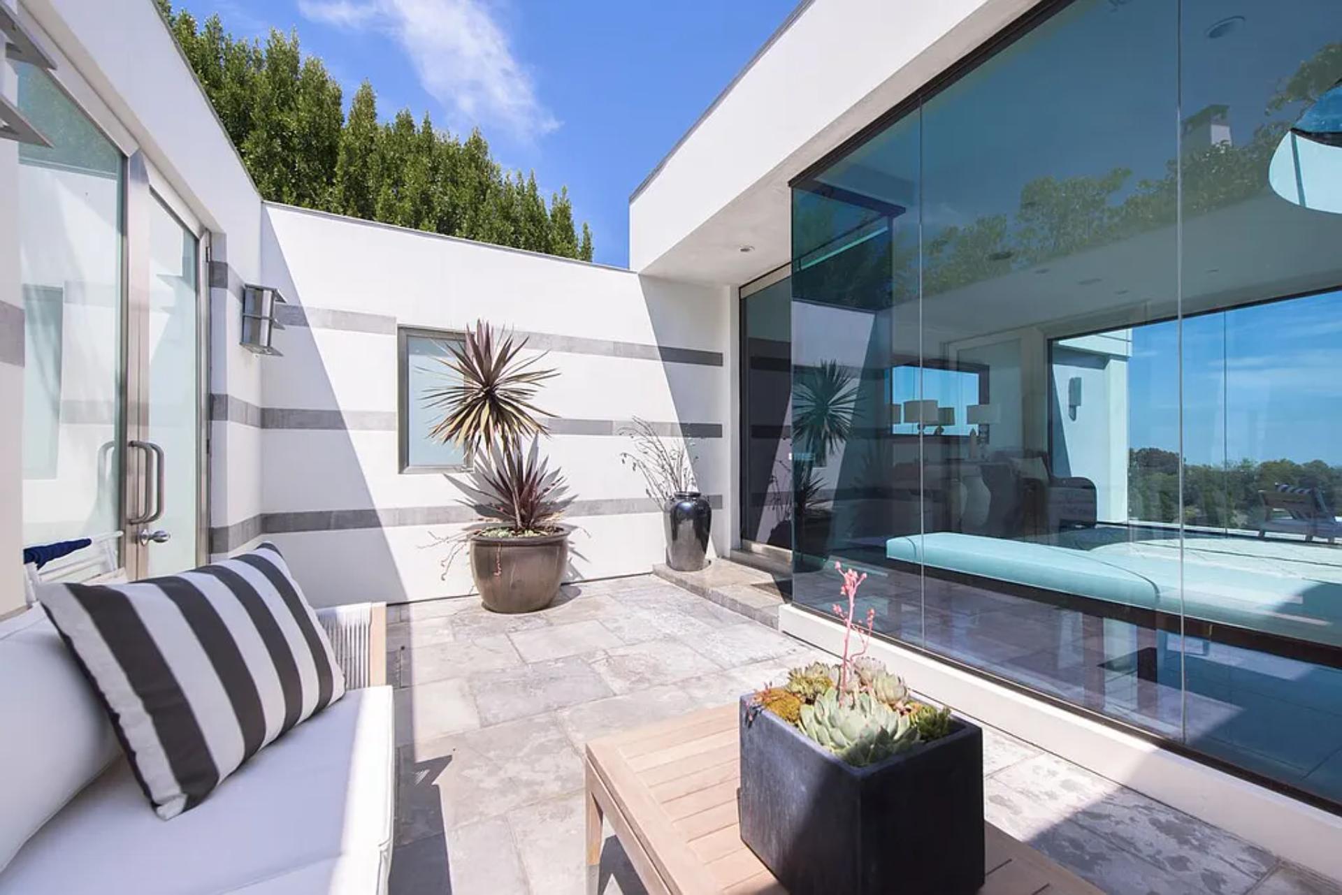 Beverly Crest | Photo 30