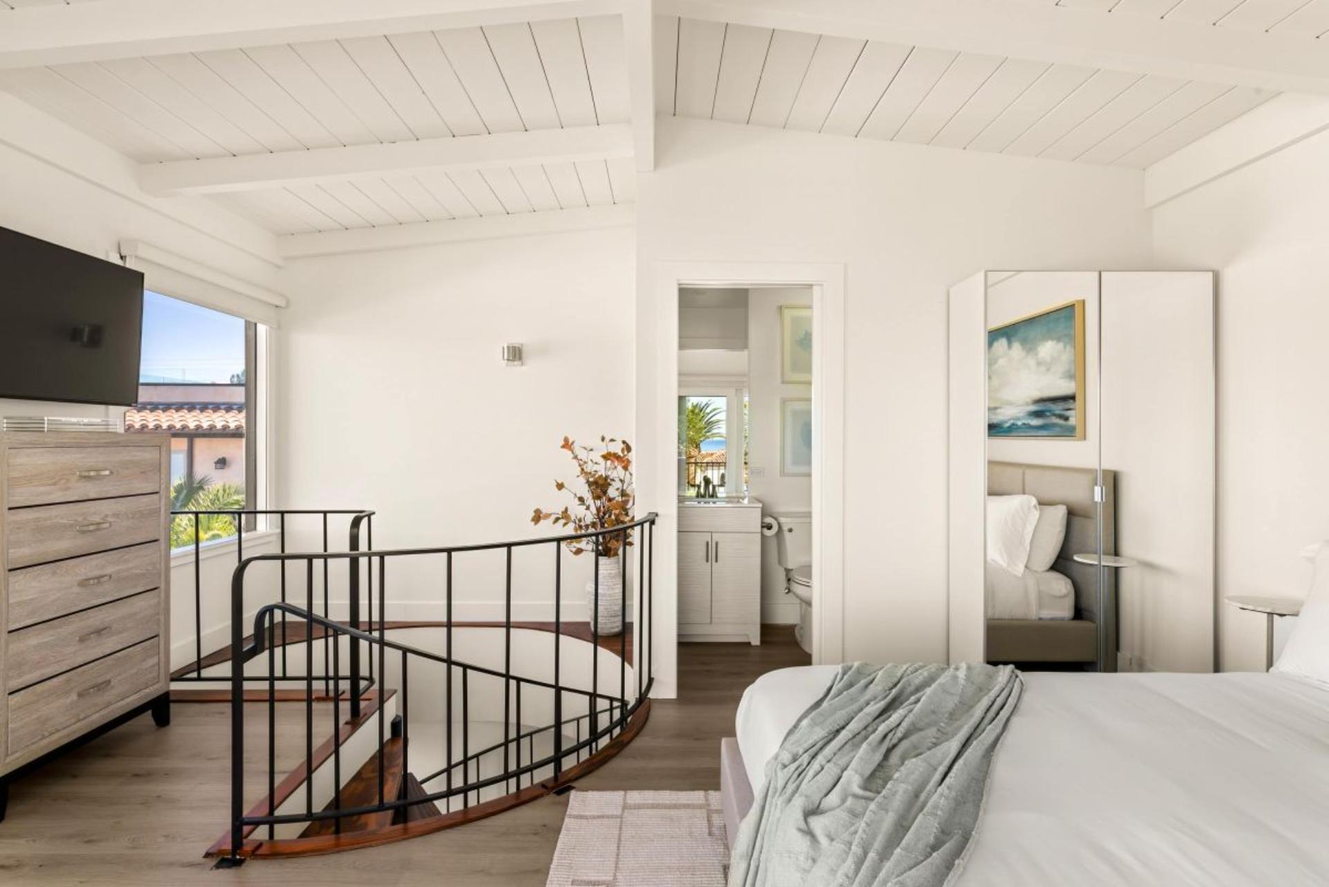 La Jolla Luxe Shores Retreat | Photo 34