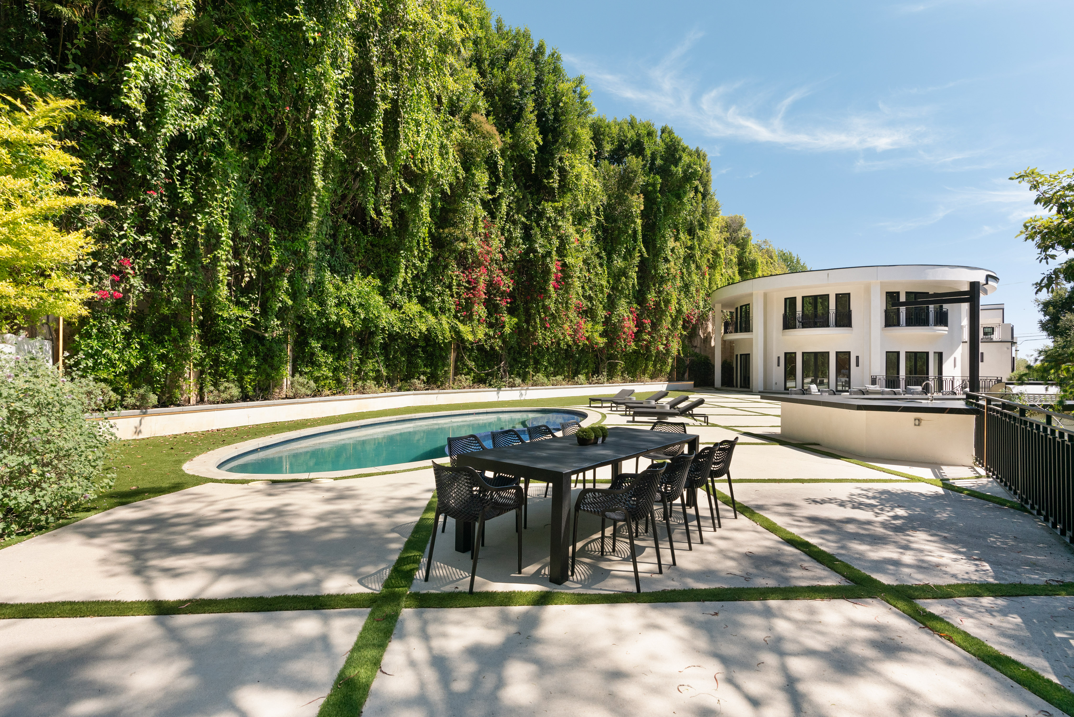 Noble Crest | Photo 3