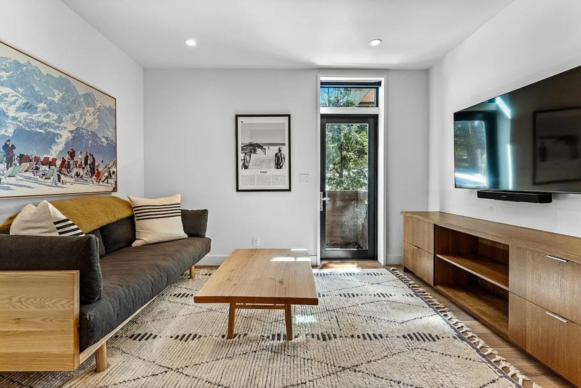 Old Cedars Place | Photo 6