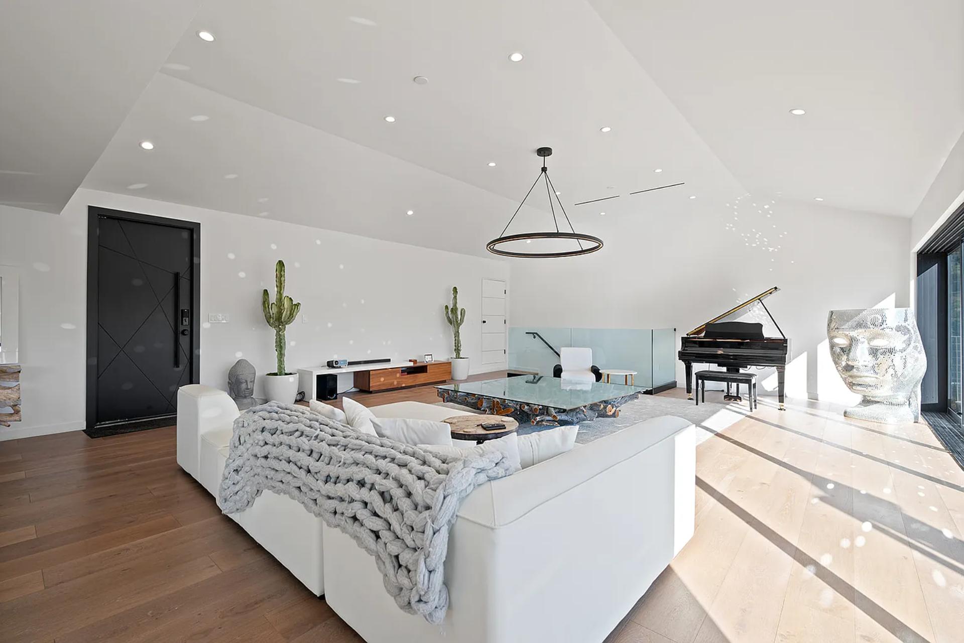 Skyline Villa | Photo 3