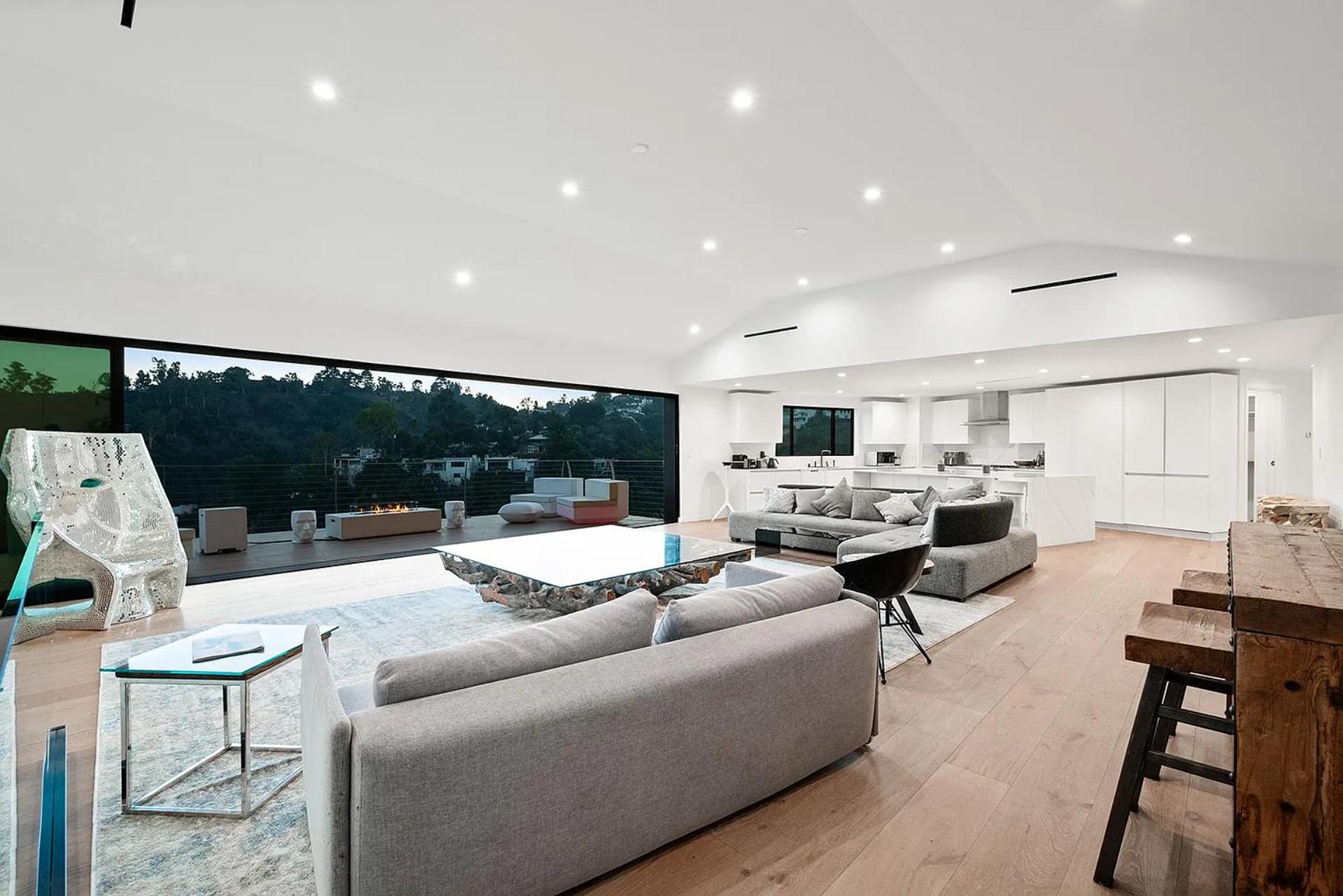 Skyline Villa | Photo 5