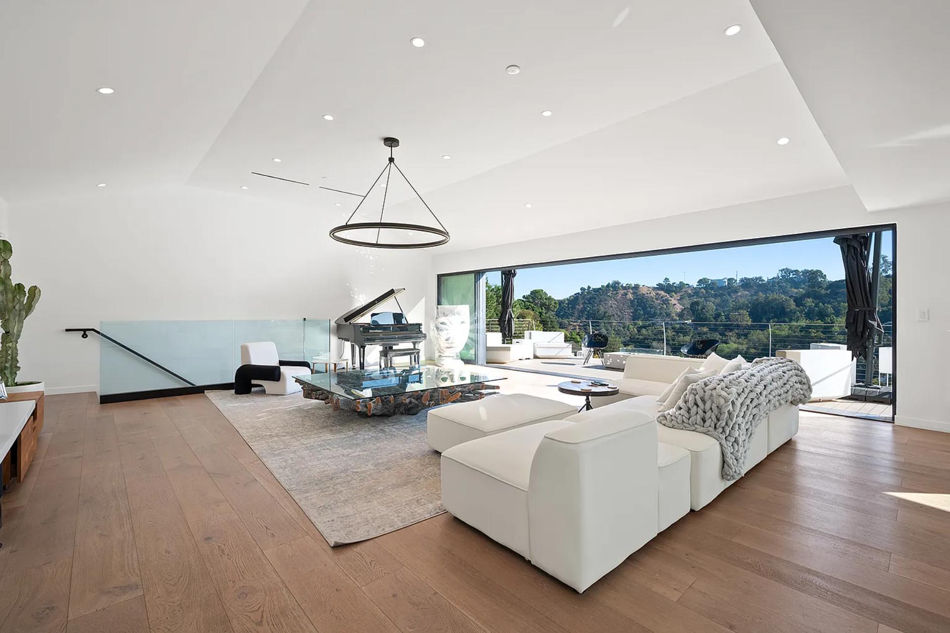 Skyline Villa | Photo 4