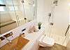 Silent 55 Yacht - Guest Bath