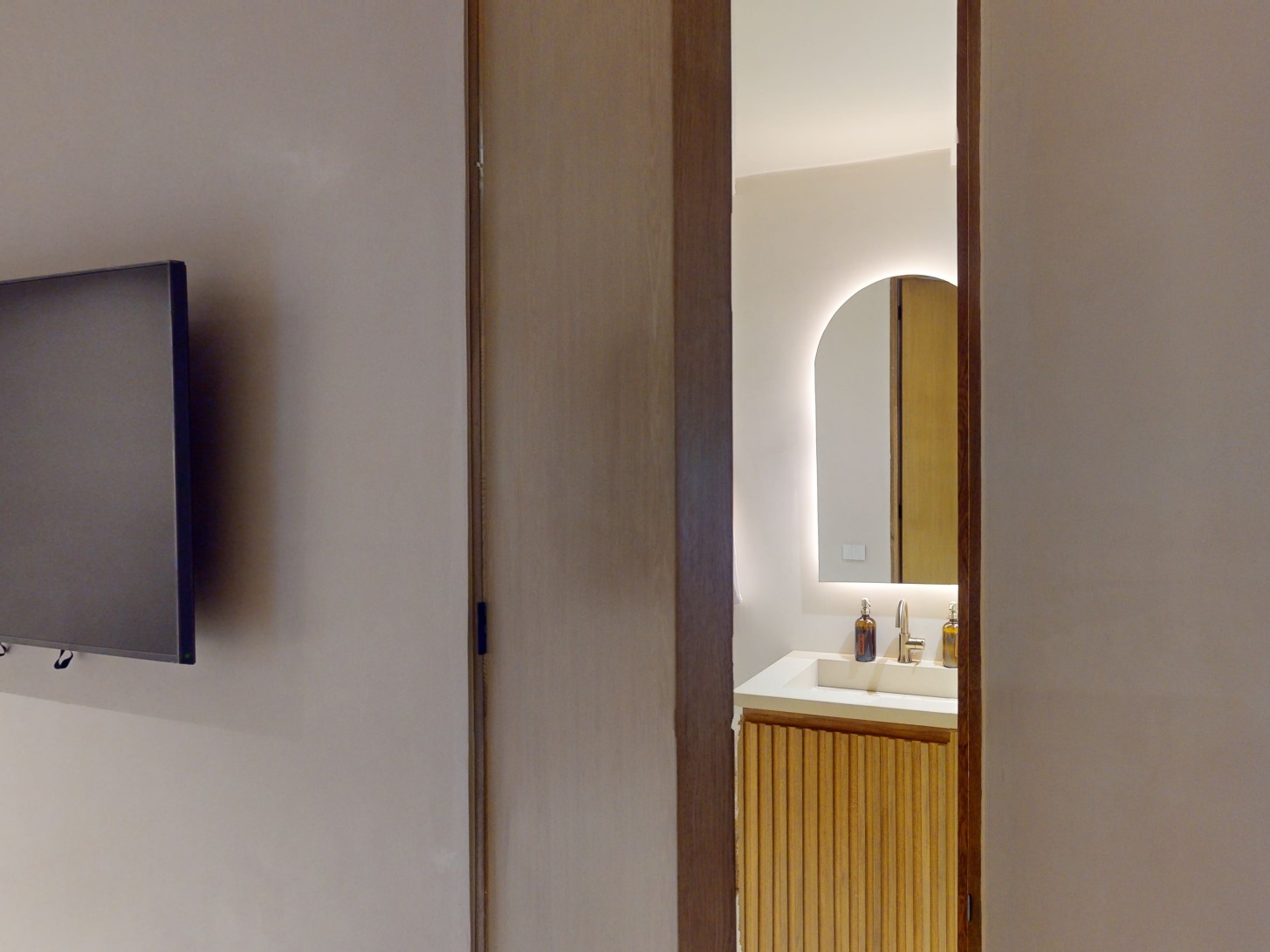 H204 - Luxury Apartment | Photo 7