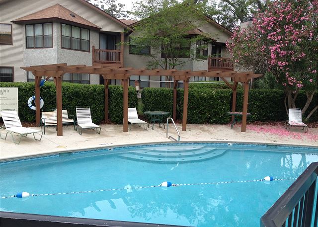 Cool off after exploring Pier Village at the Harbour Oaks community pool, complete with shaded pergolas and plenty of lounge chairs for relaxing in the coastal breeze.


