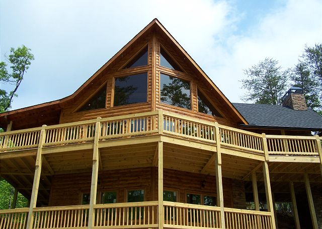 New Cedar Log Cabin 3/3, Hot Tub, Pool Table, Tennis and Pin Pong Table, Wet Bar, 3 Fireplaces, Creek in property and much more...