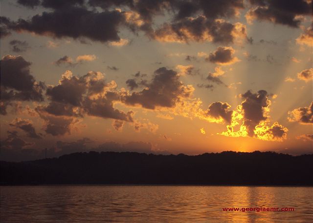 For your best vacation ever! Just minutes to all fun and excited outdoor activities like waterfalls, whitewater rafting, fishing, hiking and everything Lake Blue Ridge has to offer for your unforgettable vacation.
Book your reservation Today!