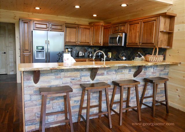 Sitting area in kitchen for 4 guests plus diningroom for 6 guests