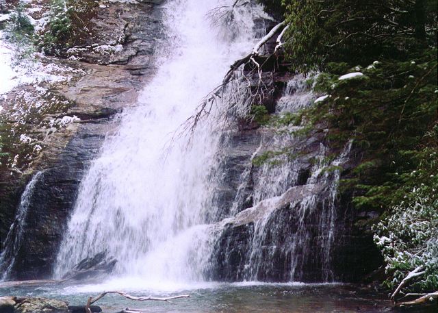 For your best vacation ever! Just minutes to all fun and excited outdoor activities like waterfalls, whitewater rafting, fishing, hiking and everything Lake Blue Ridge has to offer for your unforgettable vacation.
Book your reservation Today!