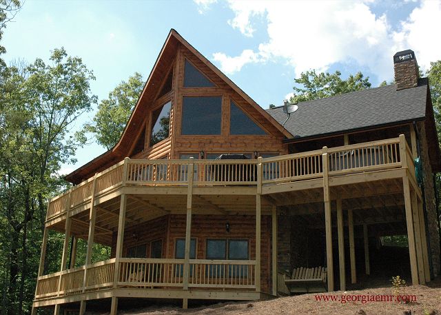 Oustanding Cedar Siding Chalet style Luxury cabin located in Outlook @ Lake Blue Ridge