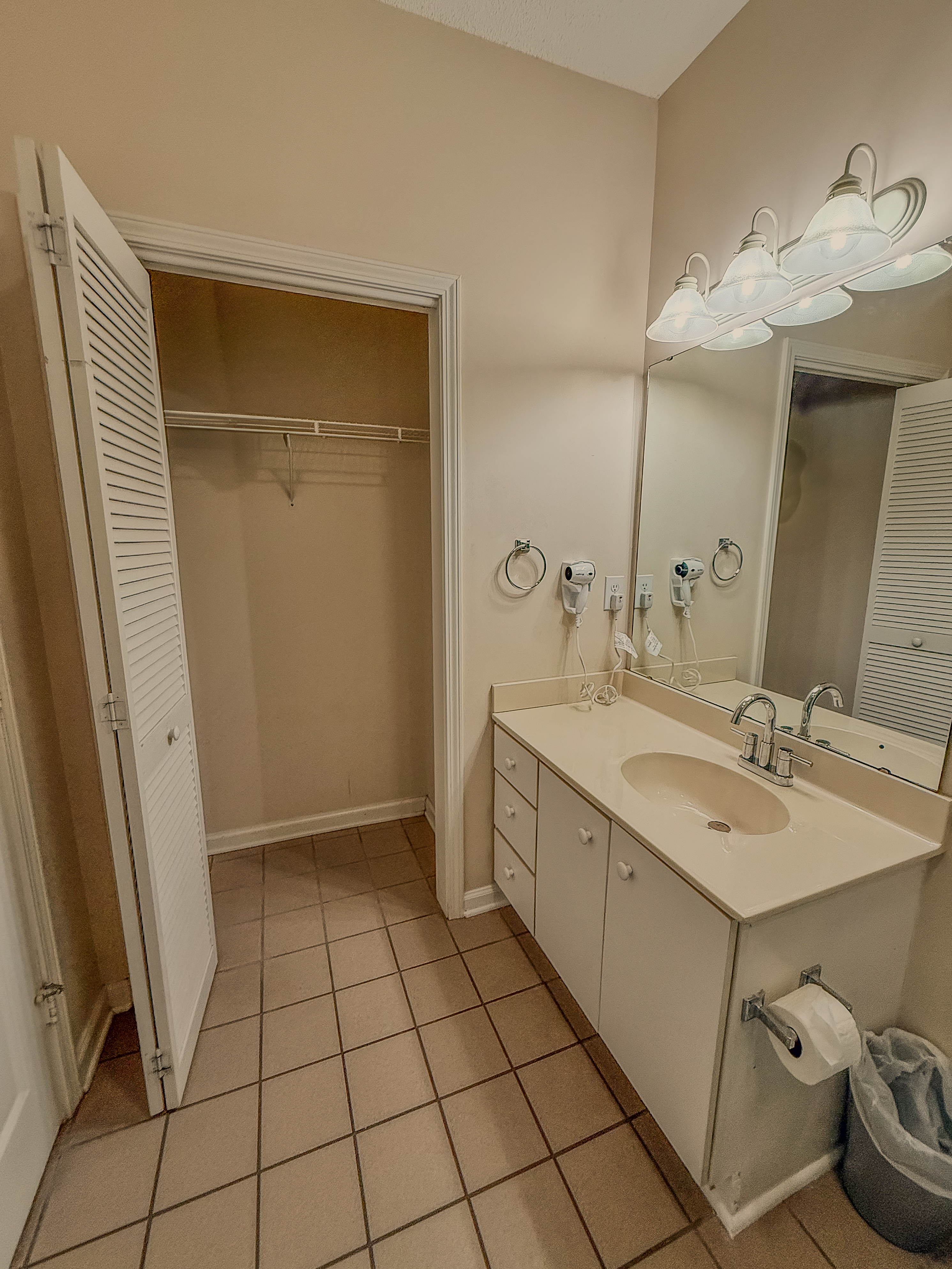 2nd Queen Bedroom Bathroom