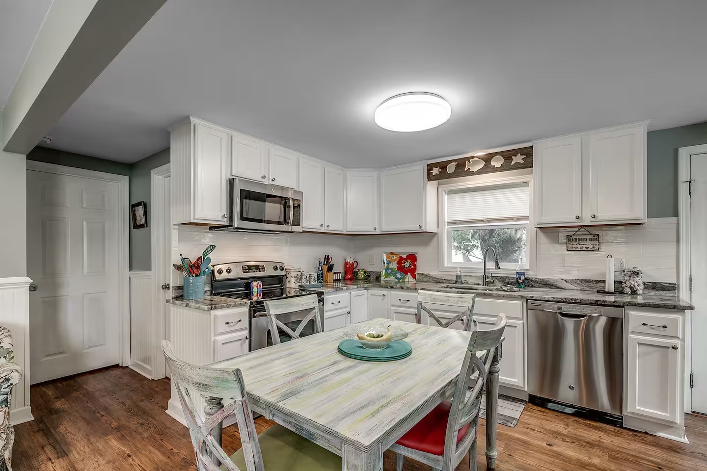 Ultimate vacay home, walk to beach, fenced in yard | Photo 6