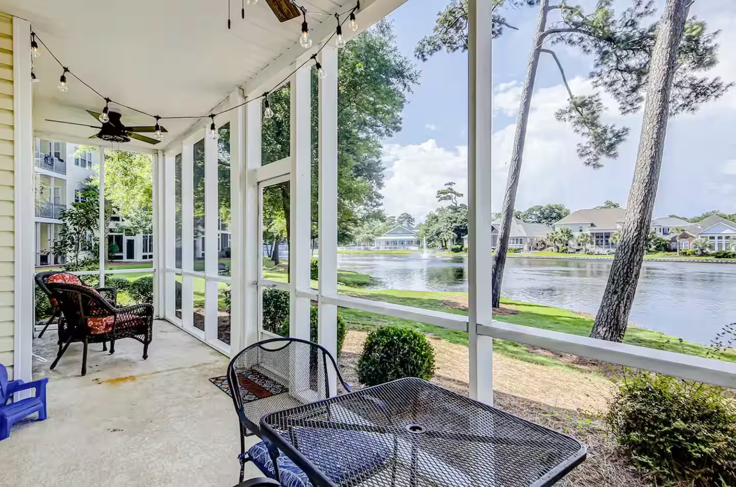 3BR Condo w/ lake view, Close to Ocean, 6 pools!