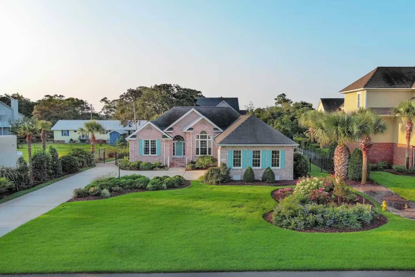 Sprawling Luxe 3BR+,3 rows to Ocean, fish in pond!