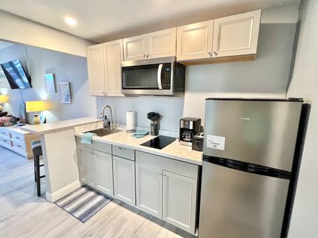 The Cozy Condo, 1st floor, just steps to beach!