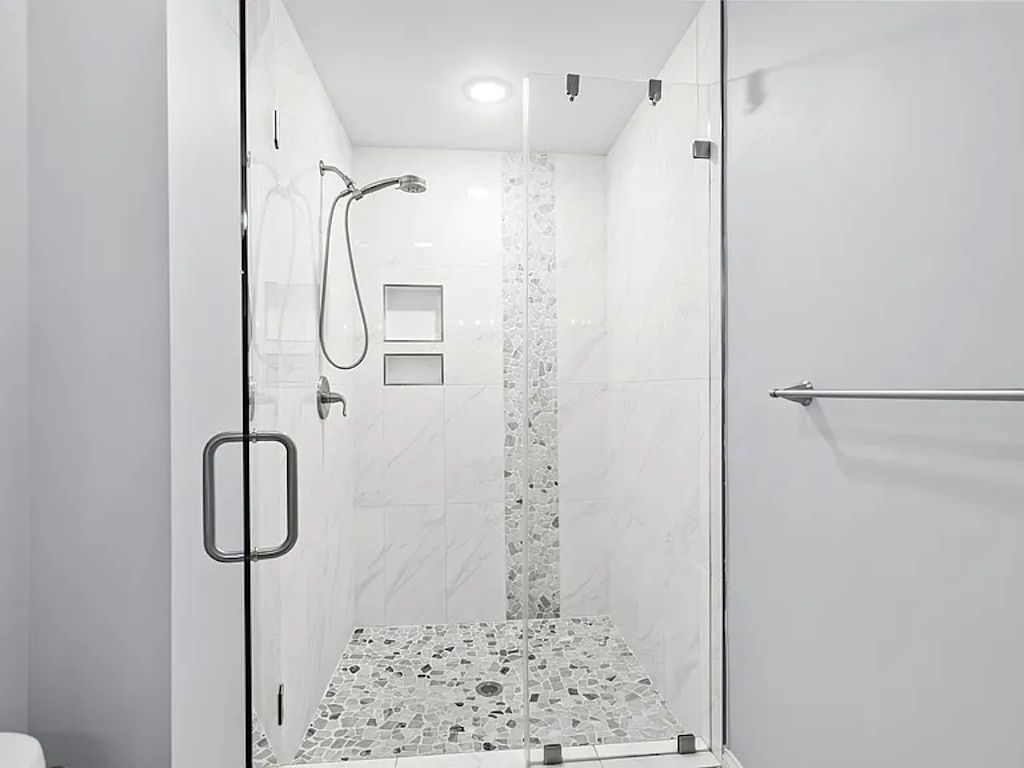 2nd Floor Full Bathroom